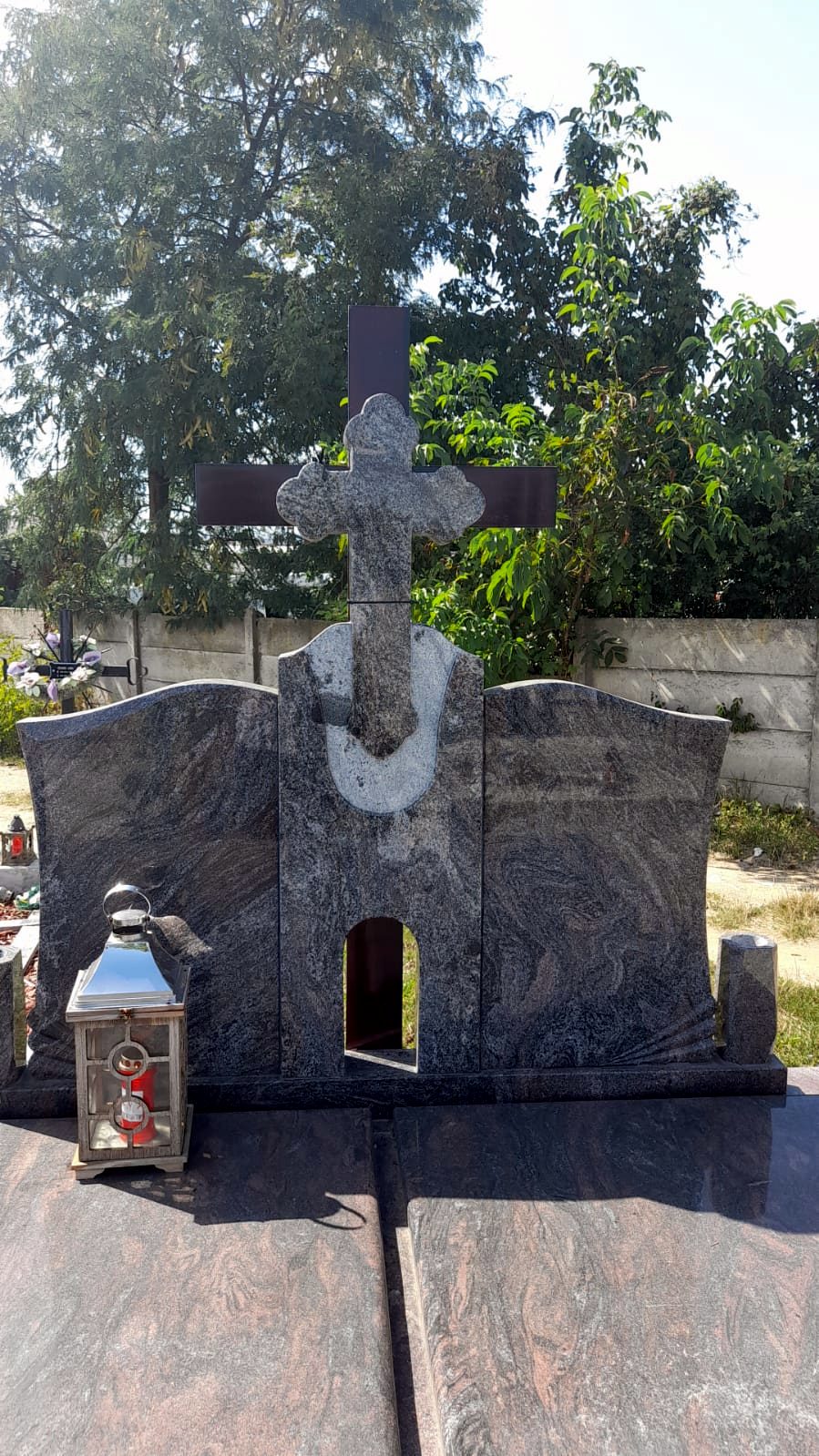 Monument dublu din granit gri-multicolor cu cruce din granit