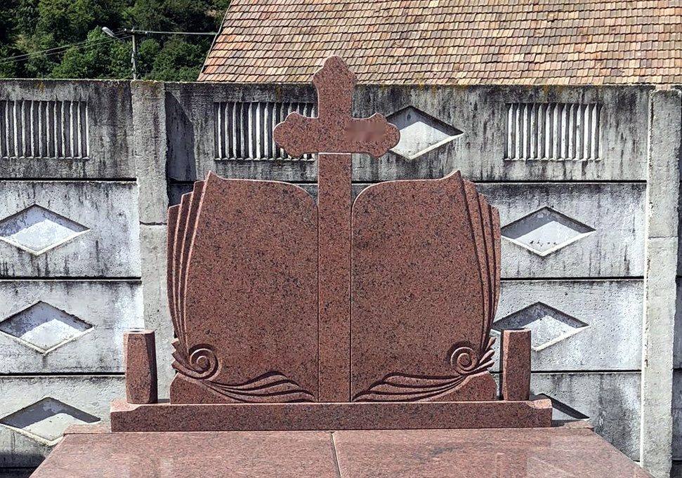 Monument dublu din granit roșu în formă de carte deschisă