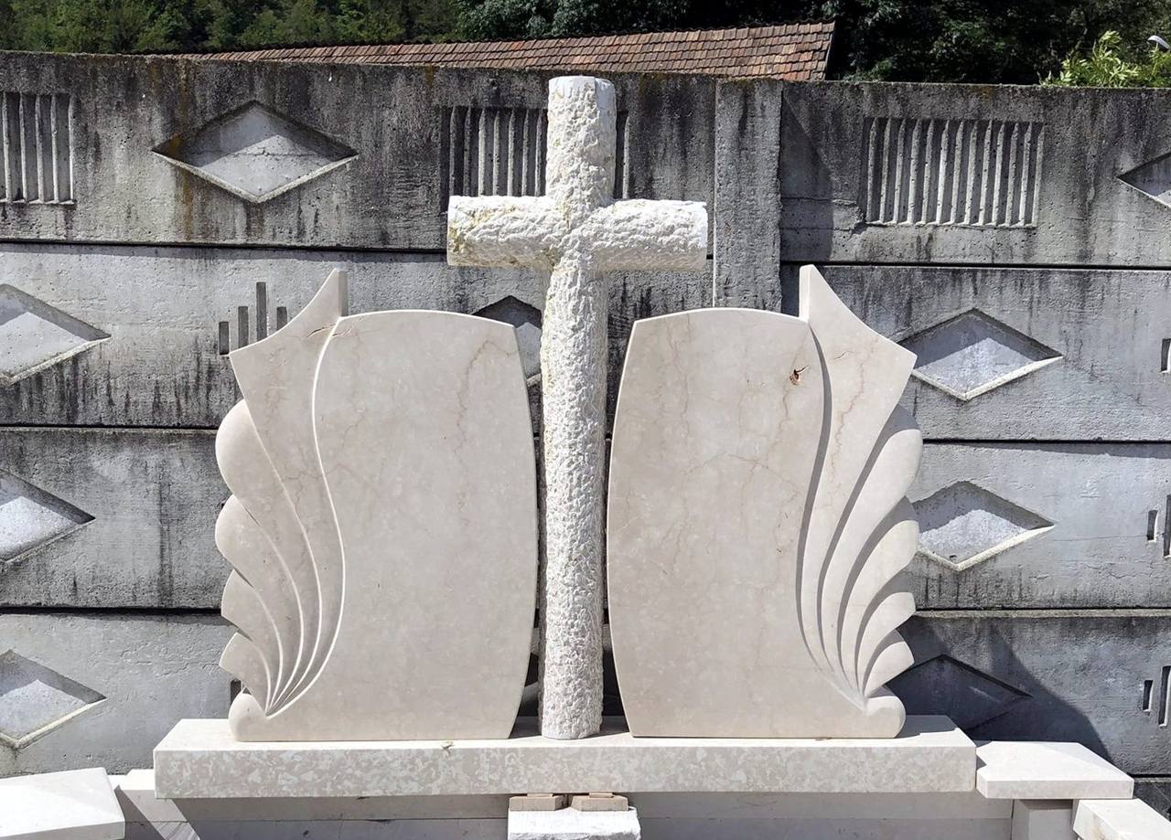 Monument dublu din marmură albă cu cruce buciardată